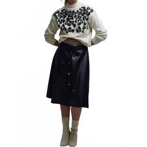 NEW Q2 knitted sweater with abstract design in white